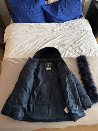 Casaco acolchoado azul marinho com capuz