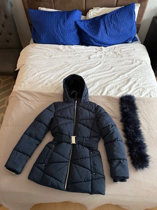 Casaco acolchoado azul marinho com capuz