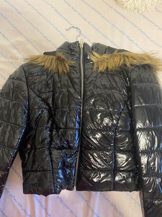 Abrigo negro brillante con capucha