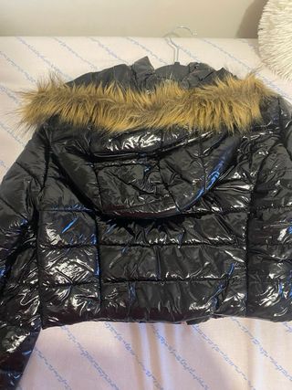 Abrigo negro brillante con capucha