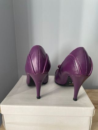 Zapatos de salón morados con lazo