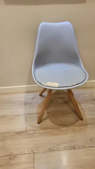 Silla de comedor/cuarto escritorio gris con patas
