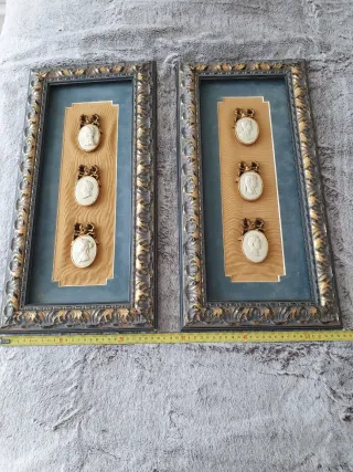 Set di 2 quadri classici con medaglie romane