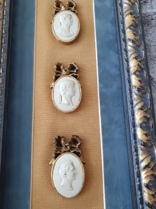 Set di 2 quadri classici con medaglie romane