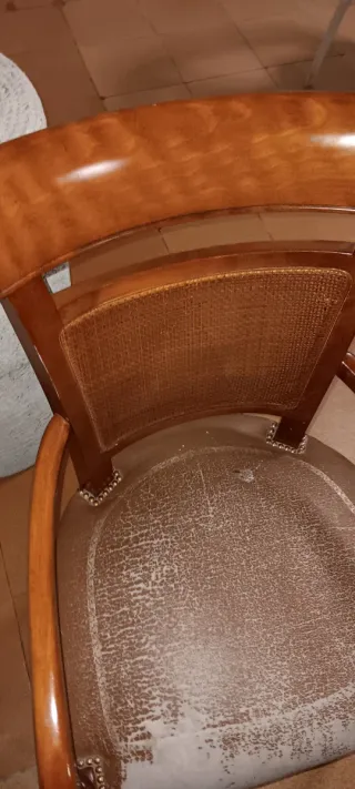 Silla de madera vintage con asiento de tela