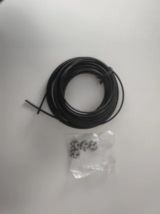 Cable de alambre con abrazaderas