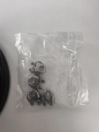 Cable de alambre con abrazaderas