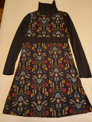 Vestido Surkana cuello alto estampado