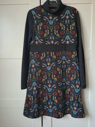 Vestido Surkana cuello alto estampado