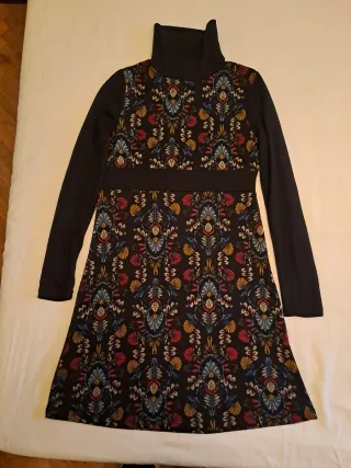 Vestido Surkana cuello alto estampado