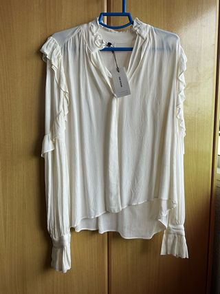 Blusa fluida blanca con detalles de volante