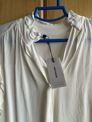 Blusa fluida blanca con detalles de volante