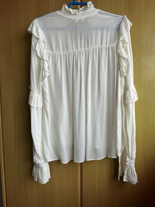 Blusa fluida blanca con detalles de volante