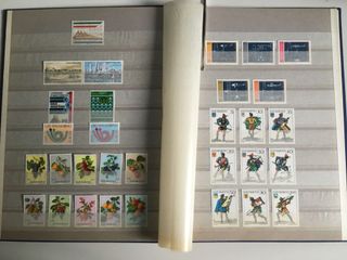 Clasificador con sellos nuevos del mundo.