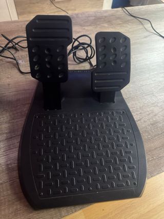 Volante y Pedales PS4 Thrustmaster