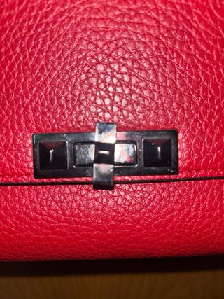 Bolso de piel rojo