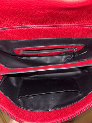 Bolso de piel rojo