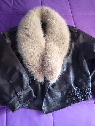 Chaqueta de cuero con cuello de pelo