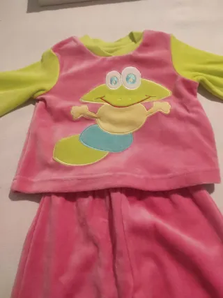 Pijama infantil rana rosa y verde 9 meses
