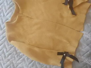 Cardigan senape con fiocchi