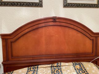 Dormitorio completo: cama, mesitas y cómoda