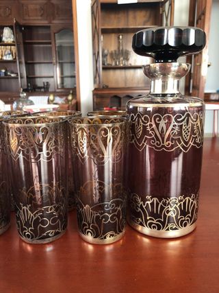 Botella y 6 vasos de cristal grabados