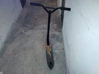 Patinete infantil negro con llamas