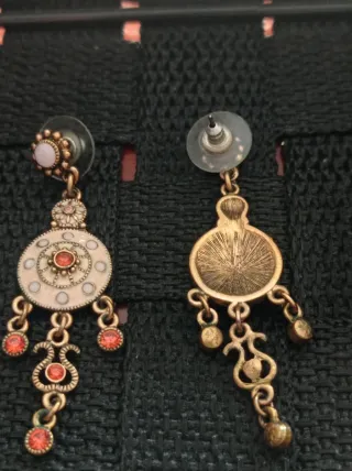 Pendientes largos dorados con piedras naranjas