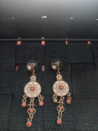 Pendientes largos dorados con piedras naranjas