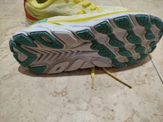 Zapatilla similar HokKa Clifton 8