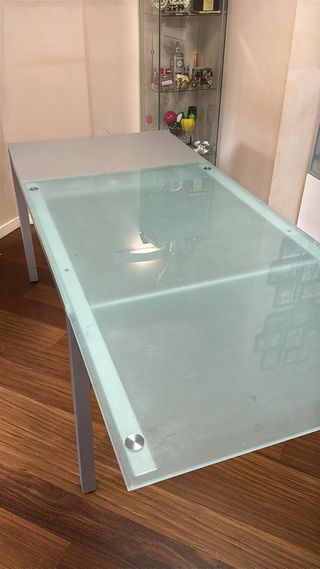 Mesa extensible cristal y metal