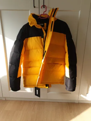 Cazadora acolchada amarilla y negra