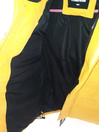 Cazadora acolchada amarilla y negra