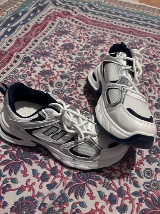 Tenis plateados y blancos y azul fuerte