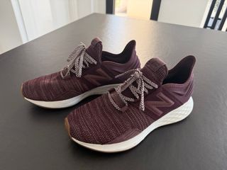 Zapatillas New Balance Moradas y Blancas