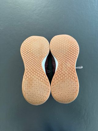 Zapatillas New Balance Moradas y Blancas