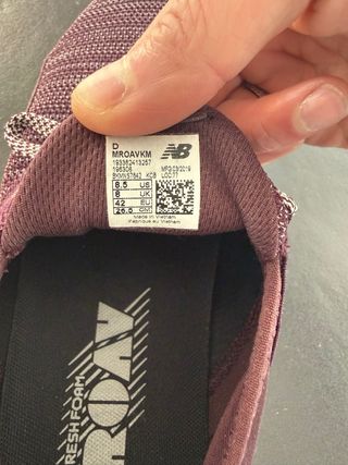 Zapatillas New Balance Moradas y Blancas