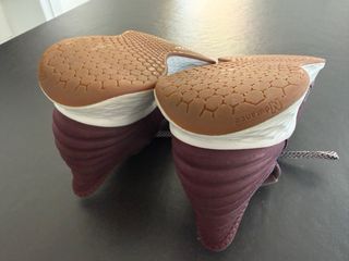 Zapatillas New Balance Moradas y Blancas