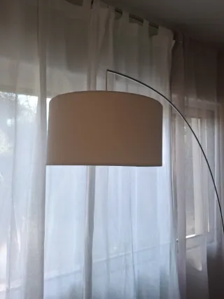 Lámpara de pie diseño arco beige y plata