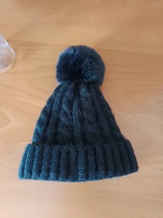Gorro de punto negro con pompón
