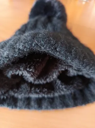 Gorro de punto negro con pompón