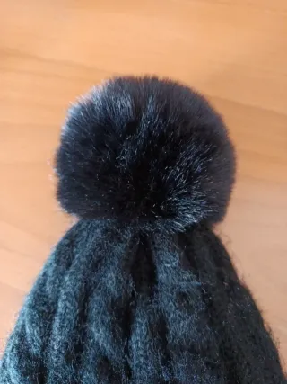 Gorro de punto negro con pompón