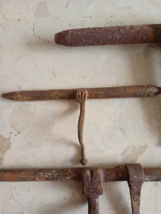 Lote 2 de llaves y herrajes antiguos