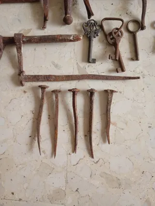 Lote 2 de llaves y herrajes antiguos