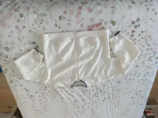 Sudadera infantil con cremallera.