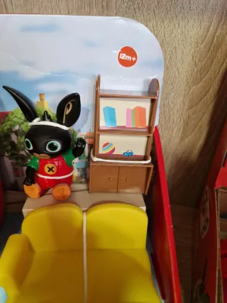 Casa di Bing con personaggi e mobili