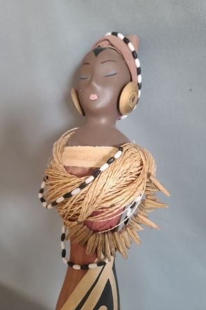 Muñeca étnica artesanal decoración tatuajes