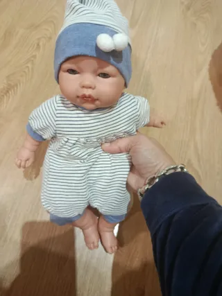 Muñeco bebé con pijama a rayas