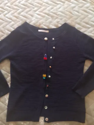 Cardigan blu con bottoni gioiello