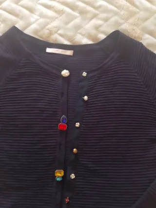 Cardigan blu con bottoni gioiello